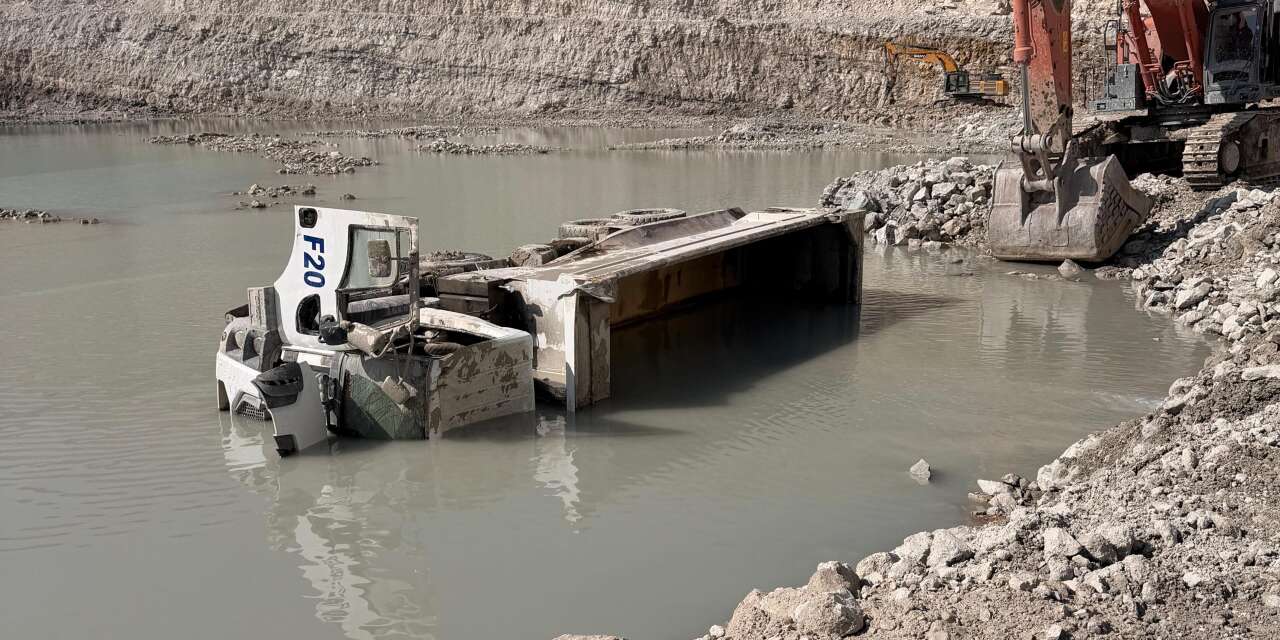 Devrilen kamyonun şoförü Süleyman Biçer hayatını kaybetti