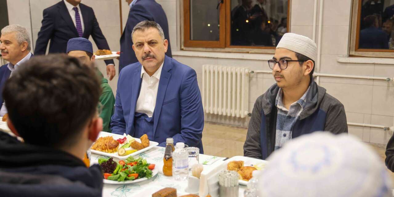 İçişleri Bakanı Mustafa Çiftçi, Konya’da hafızlık yaptığı Kur’an kursunda sahur yaptı