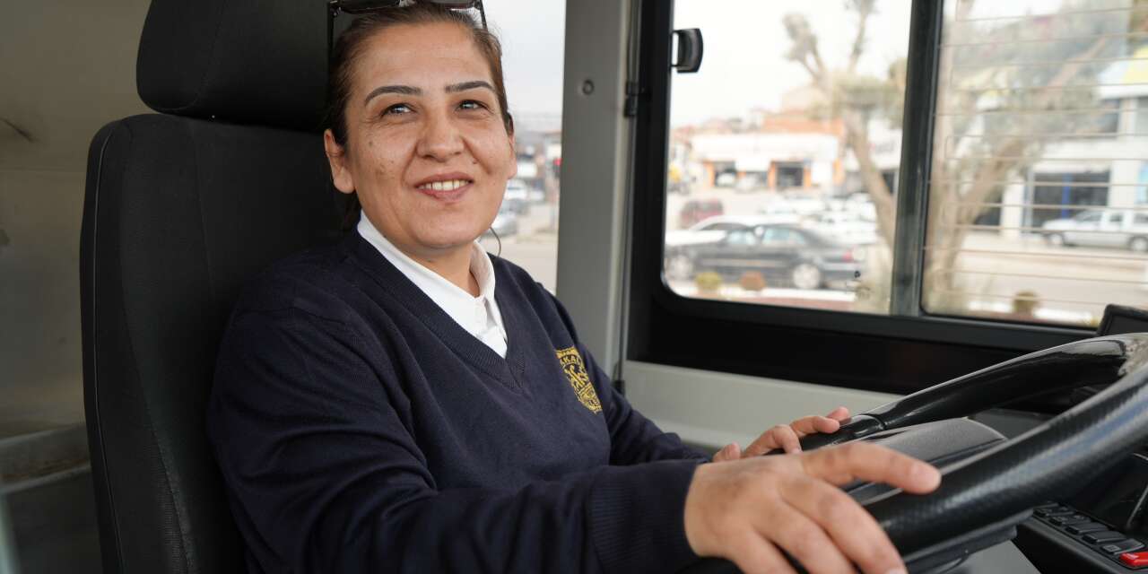 Şehrin ilk kadın otobüs şoförü oldu