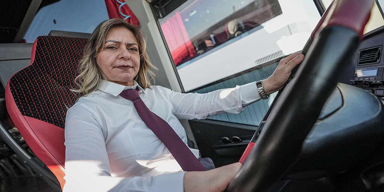 Konyalı Şenay kaptan, Türkiye'nin farklı şehirlerine yolcu taşıyor