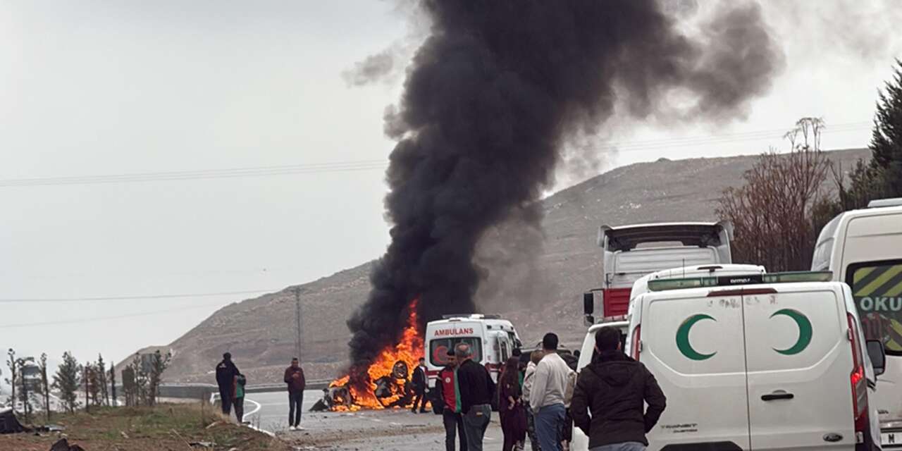 Refüje çarpan otomobil alev aldı! 2 yaralı