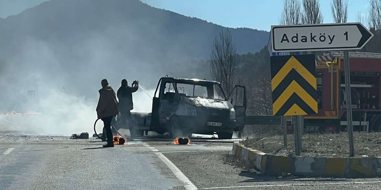 Konya’da hareket halindeki kamyonet alev alev yandı