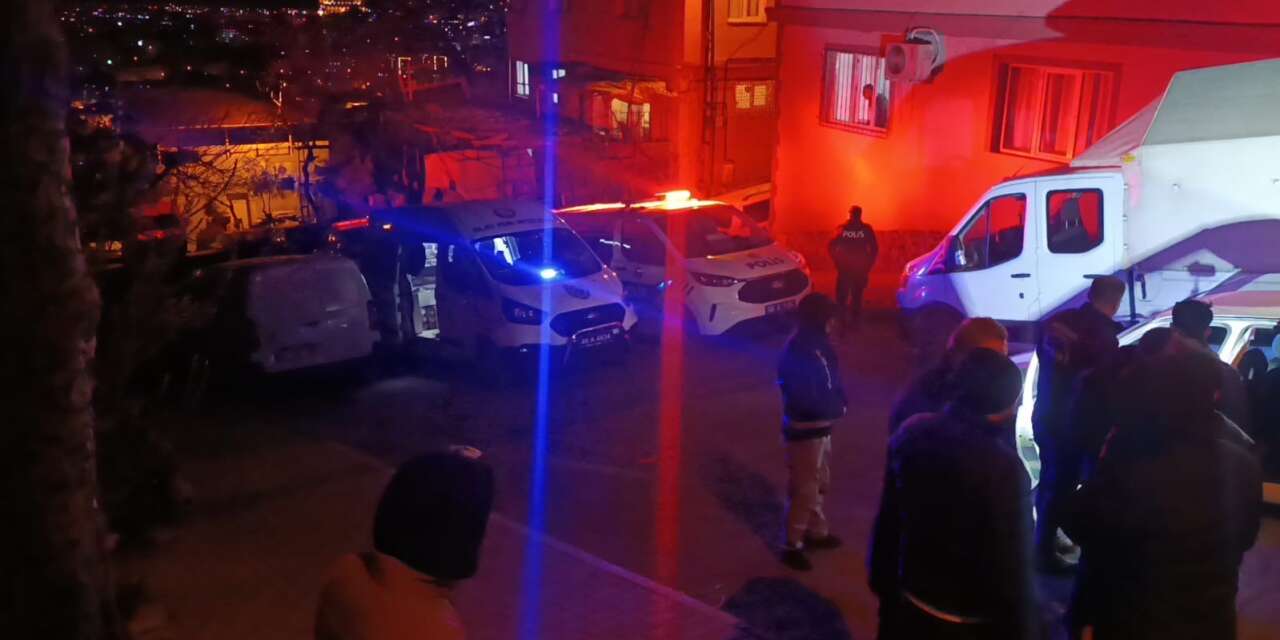 Çocuğunu almaya gittiği evde silahla vuruldu