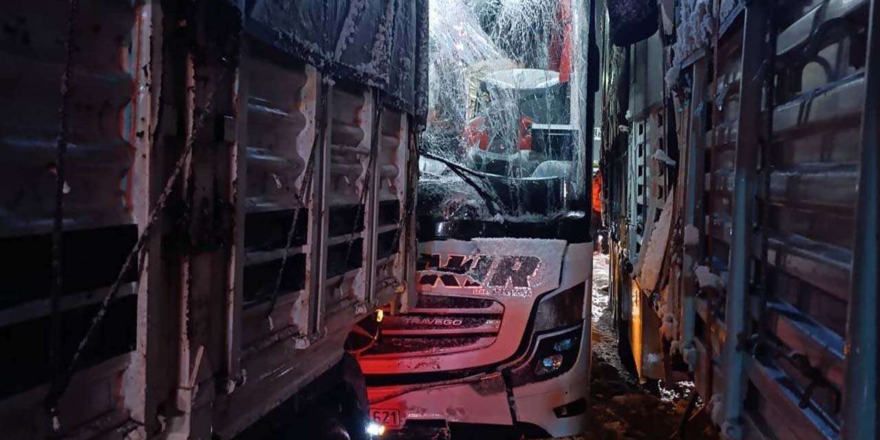 Yolcu otobüsü TIR’a çarptı! Çok sayıda yaralı var