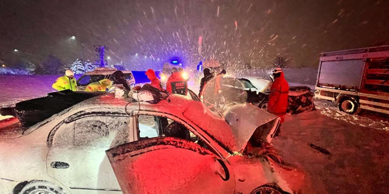 İki otomobil kafa kafaya çarpıştı! 2’si çocuk, 7 yaralı