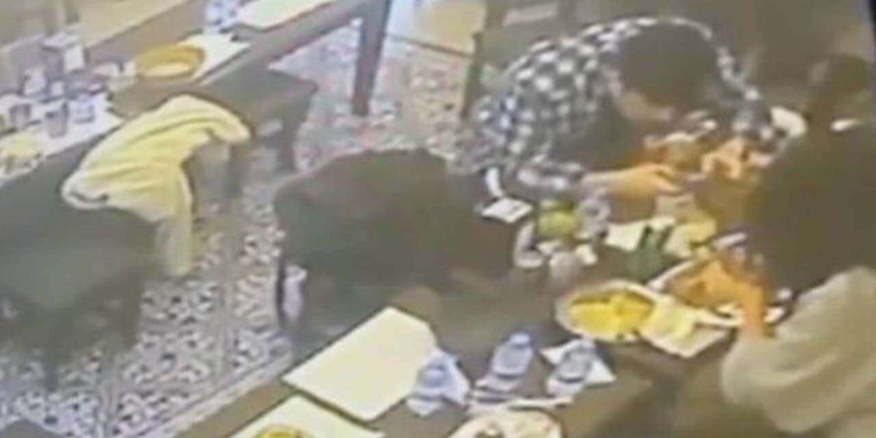 Yediği yemeğin içindeki böcek dudağını ısırdı