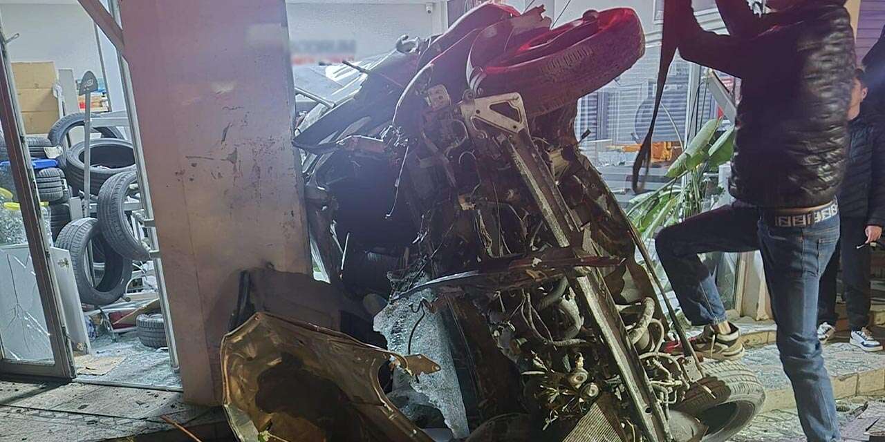 Otomobil lastikçiye çarptı! 1'i ağır, 3 yaralı var