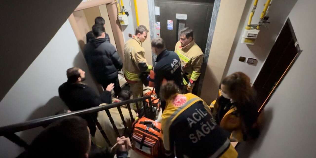 Öldüğü sanılan genç ekipleri kapısına dikti