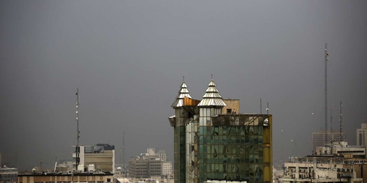 Petrol depoları vuruldu, Tahran karanlığa gömüldü