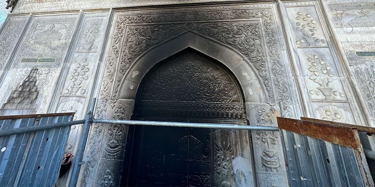 300 yıllık tarihi çeşmeyi yaktılar