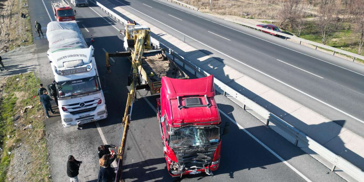 Konya yolunda TIR yolcu minibüse çarptı! 11 yaralı var