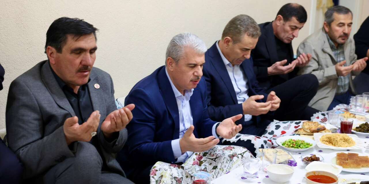 Konya Valisi İbrahim Akın, orucunu çiftçilerle birlikte açtı