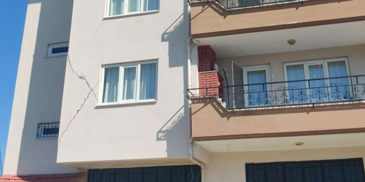 Denizli’de 5.1 büyüklüğündeki depremin ardından yapılarda çatlaklar oluştu