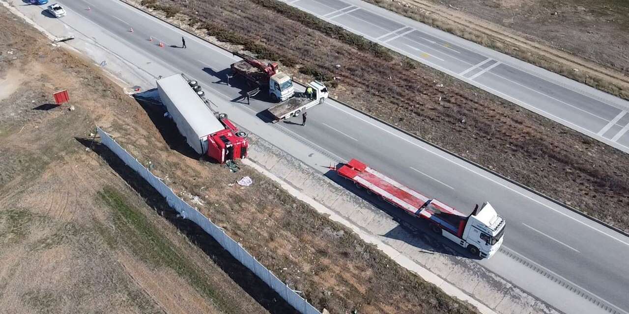 Kontrolden çıkan TIR devrildi, facia ucuz atlatıldı! Hasar büyük