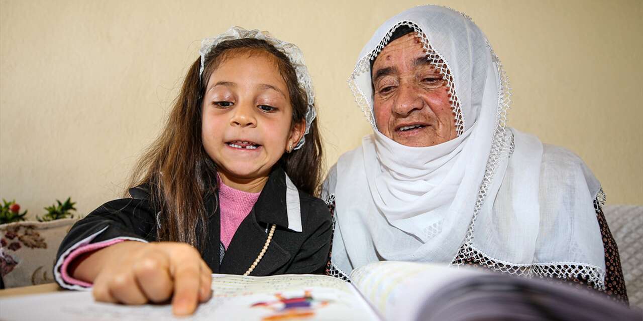 Torunu öğretmeni oldu: 70 yaşında okuma yazma öğreniyor