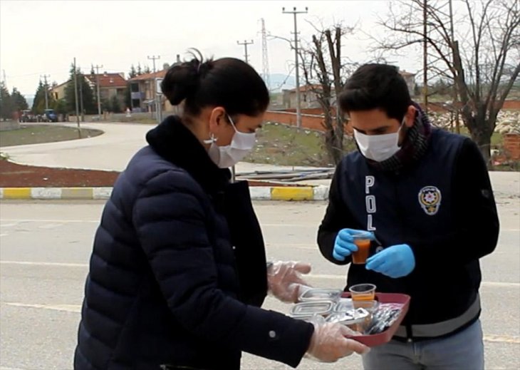 Konya'da denetim yapan polislere tatlı ikramı