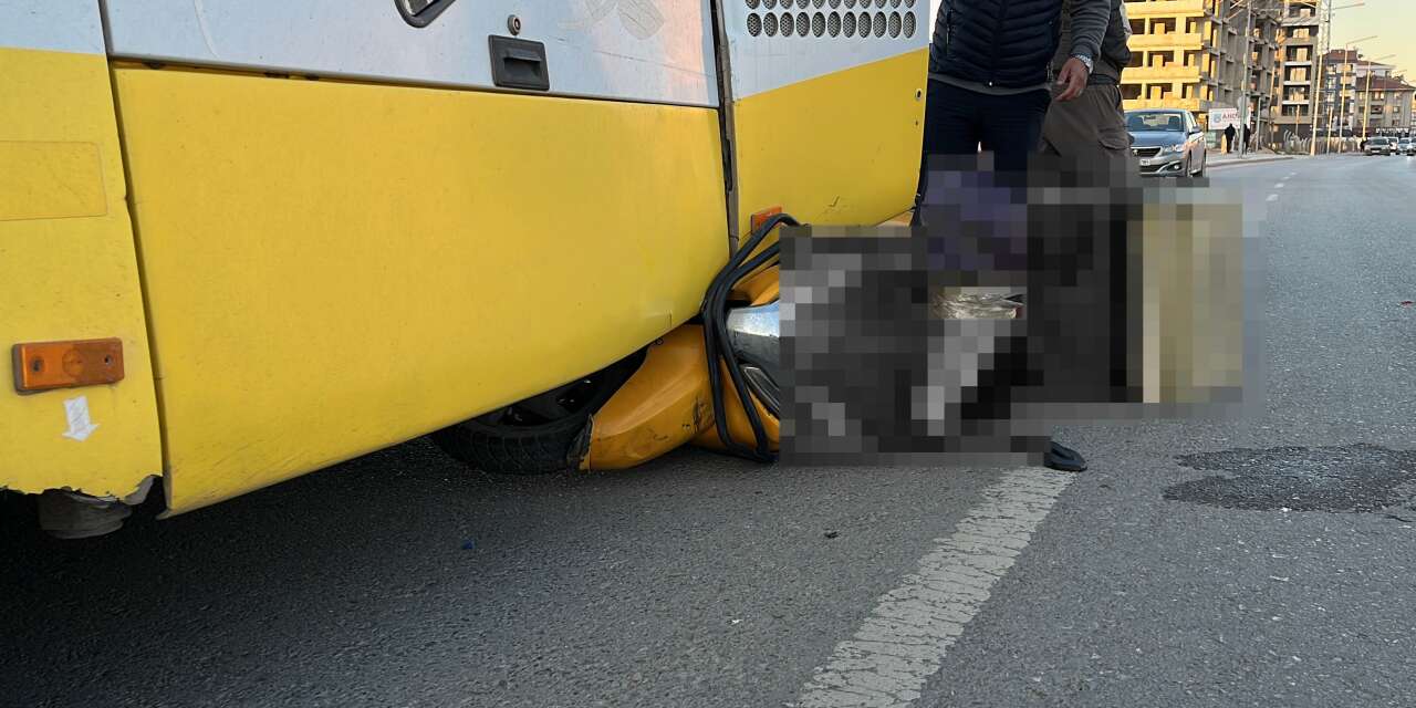 Konya’da motosiklet belediye otobüsünün altına girdi