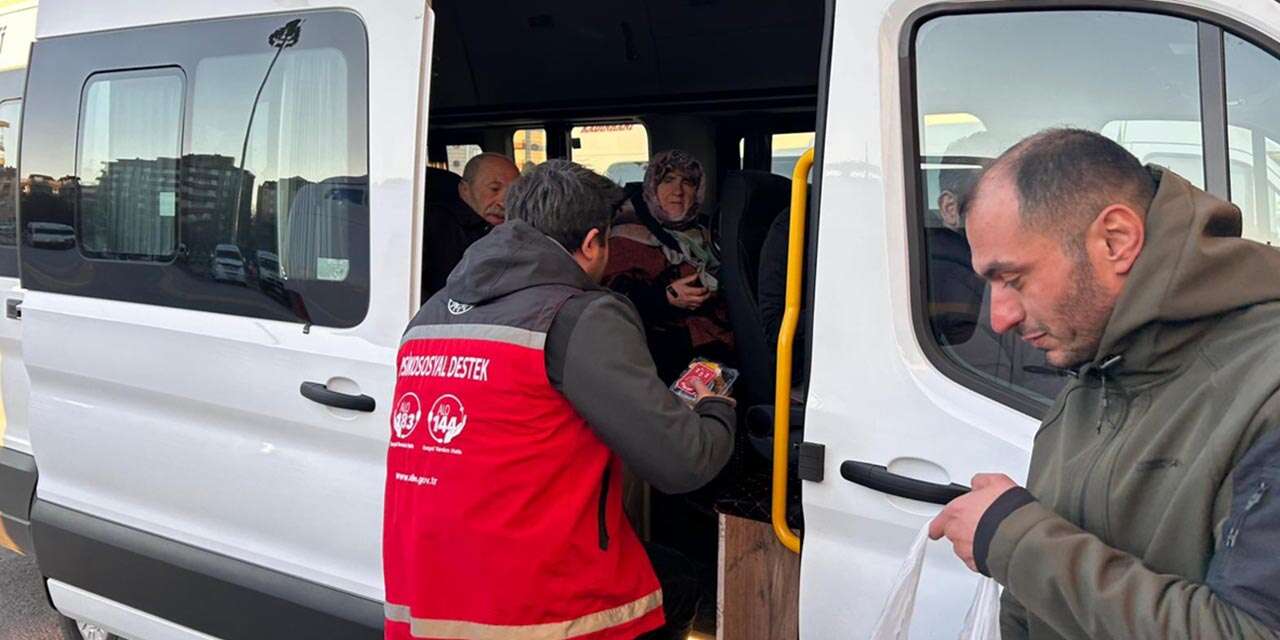 Konya'da iftar saatinde yolda olanlara yiyecek dağıtıldı
