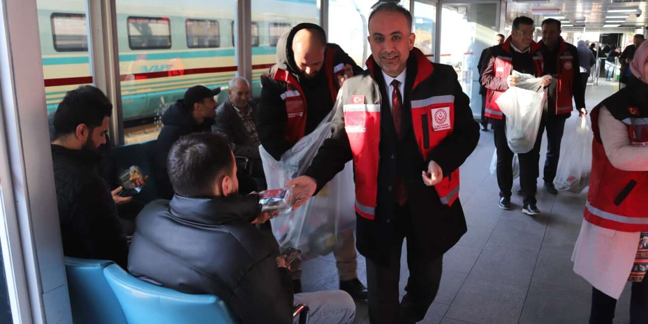 Konya'da iftar saatinde yolda olanlara yiyecek dağıtıldı