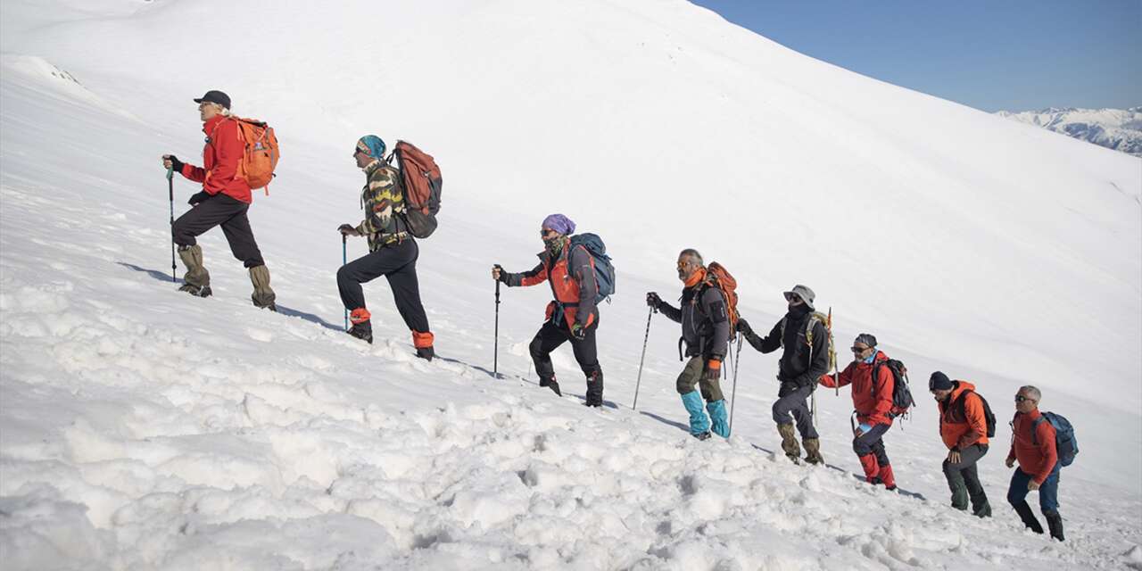 3 metrelik karı aşan dağcılar zirvede eşsiz manzarayla buluştu