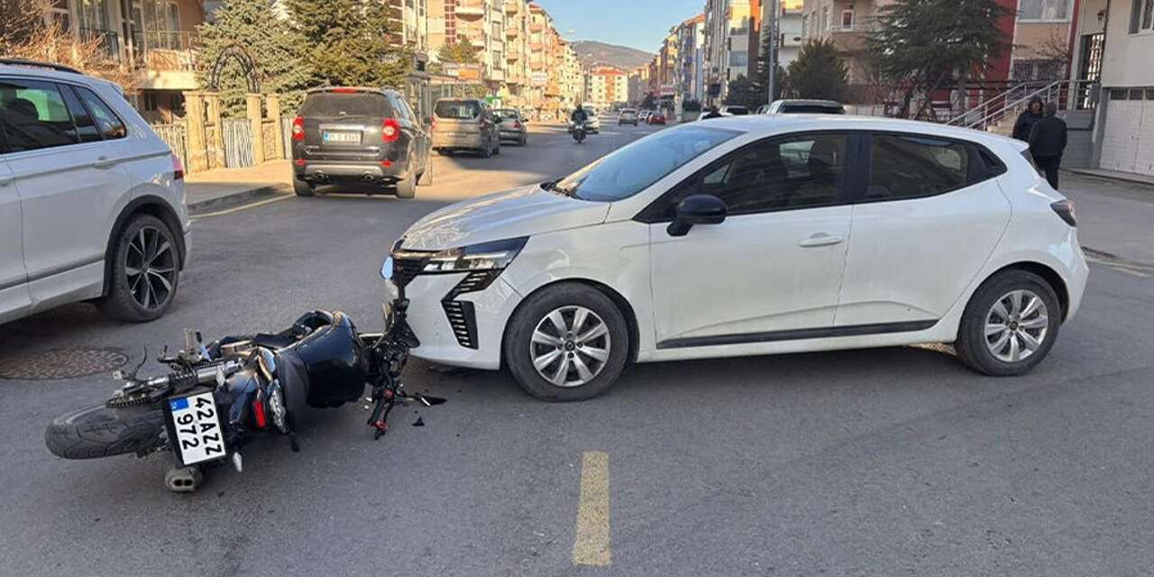 Konya’da otomobil motosikletle çarpıştı! Motosiklet sürücüsü yaralı