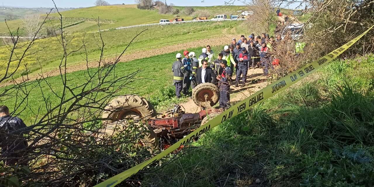 Devrilen traktörün sürücüsü hayatını kaybetti