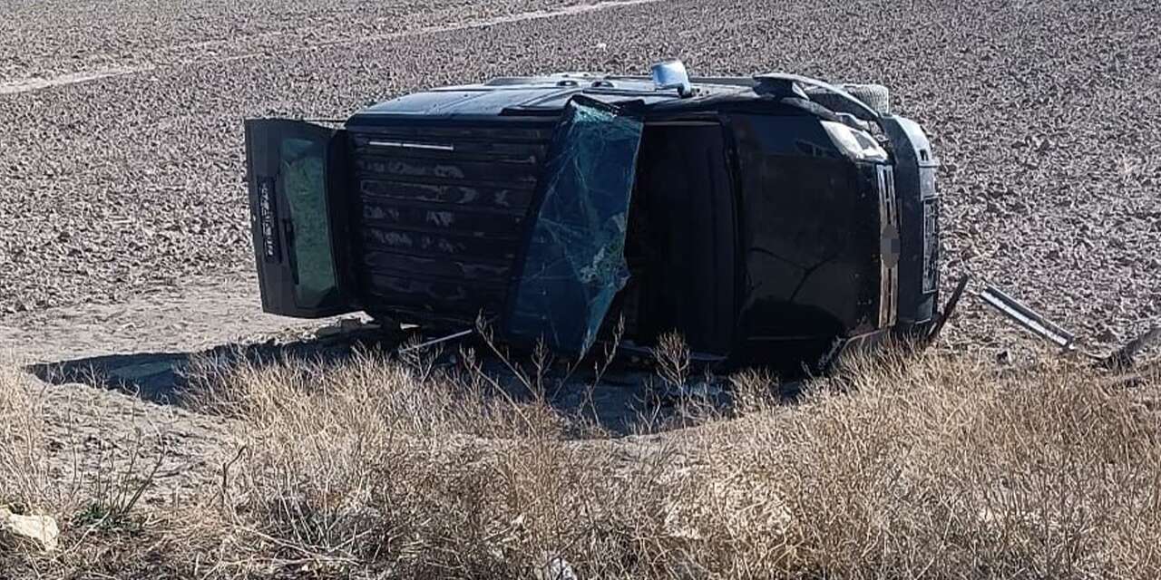 Konya’nın Karapınar ilçesinde kamyonet devrildi