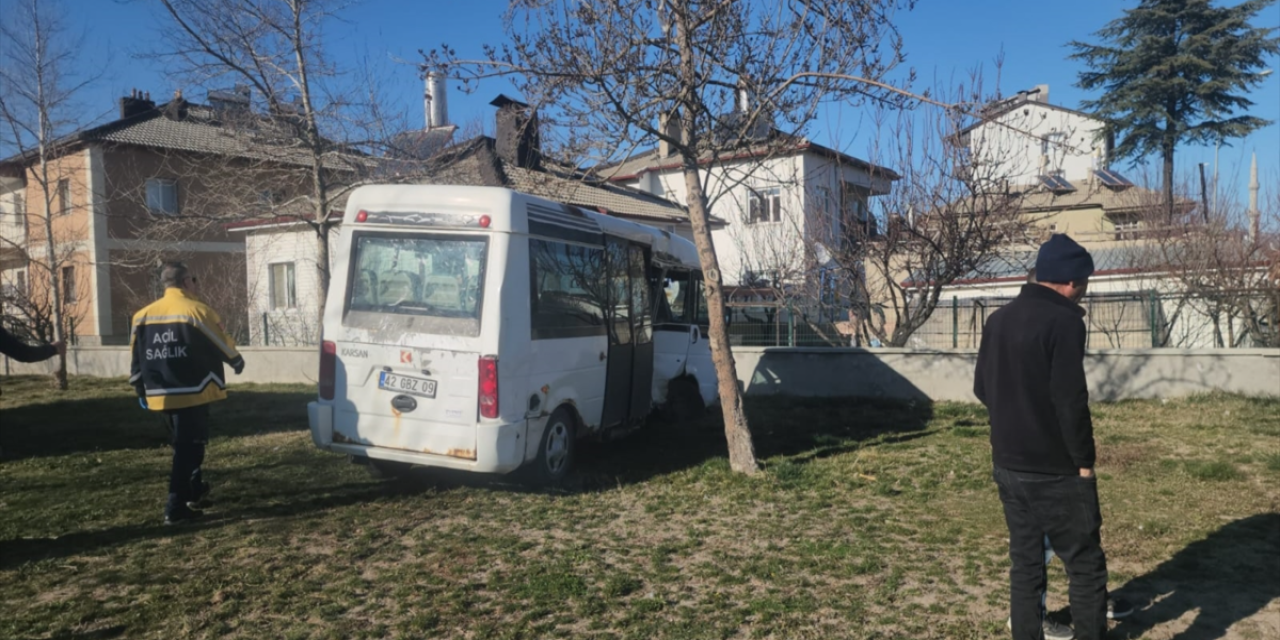 Konya’da pikap ile çarpışan okul servisi duvara vurdu! 2 yaralı var