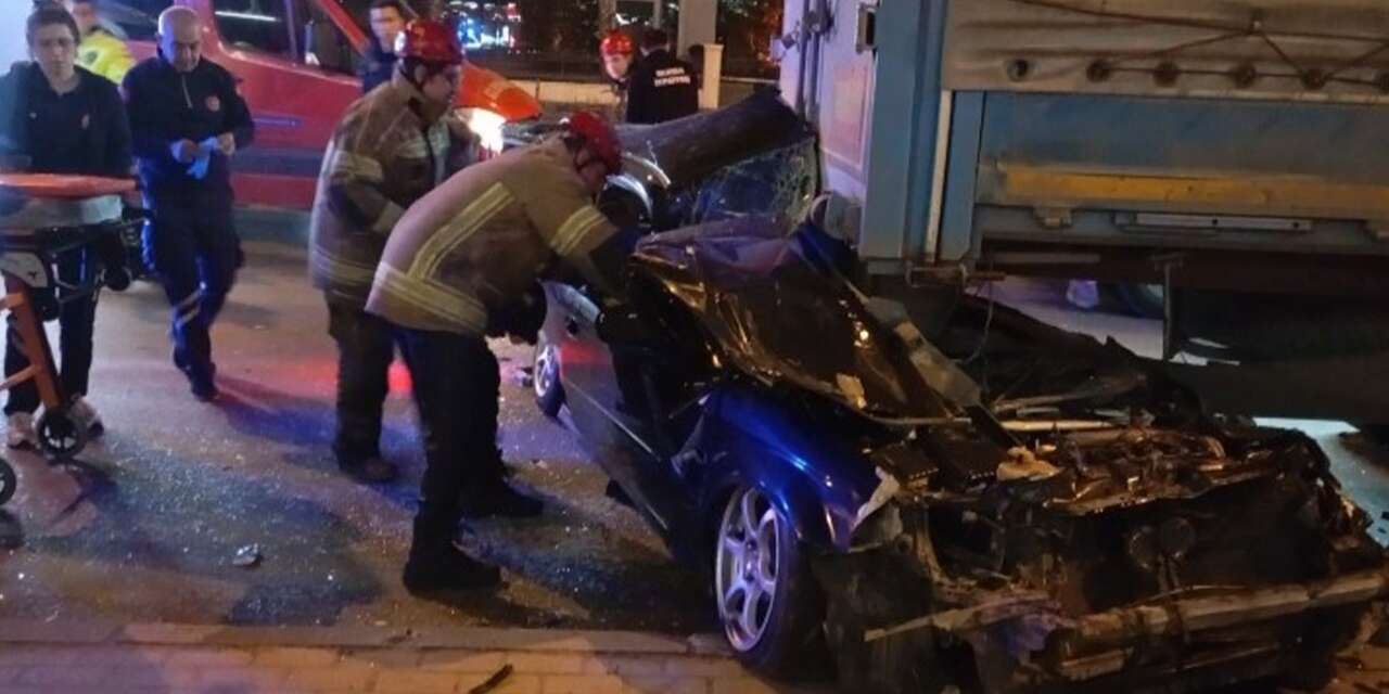 Otomobil TIR’ın altına girdi! 23 yaşındaki sürücünün durumu ağır