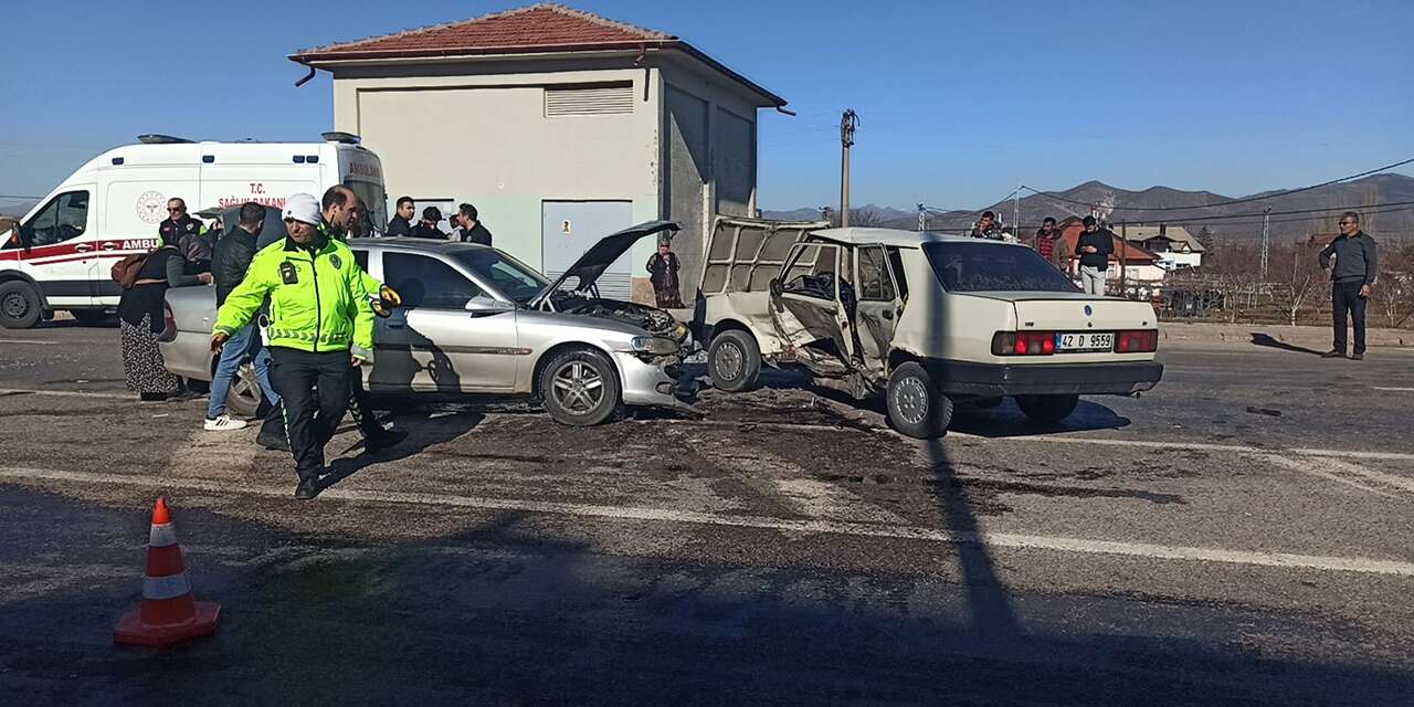 Konya’da korkutan kaza! İki araç çarpıştı, 2 yaralı var