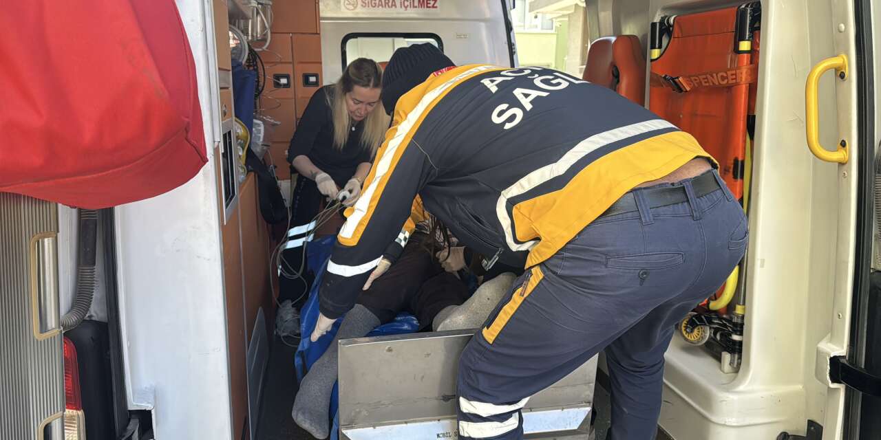 Çatıdan attığı inşaat demiri oğlunun ölümüne neden oldu