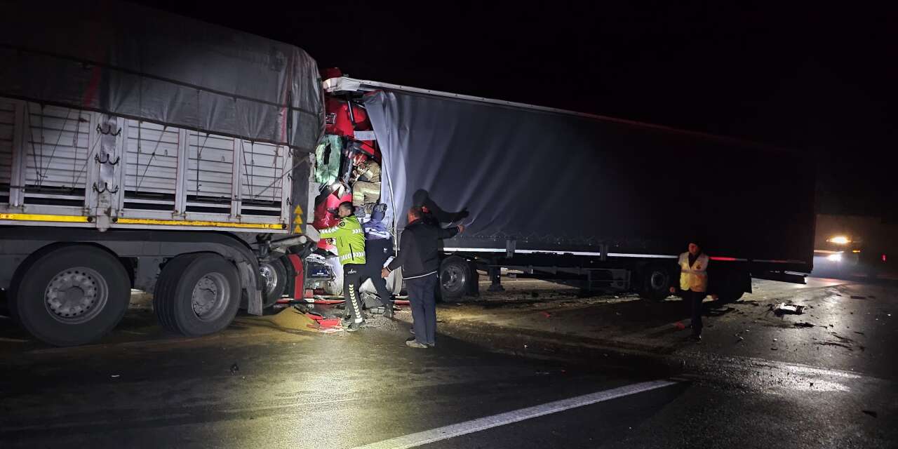 İki TIR çarpıştı! Şahin İşgören hayatını kaybetti