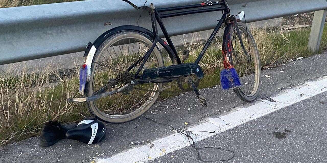 Otomobilin çarptığı bisikletli adamdan geriye ayakkabısının teki kaldı