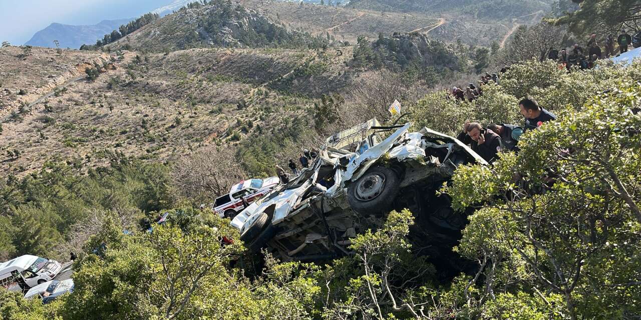 Karamanlı tarım işçileri uçuruma yuvarlandı! 3 ölü, 11 yaralı var