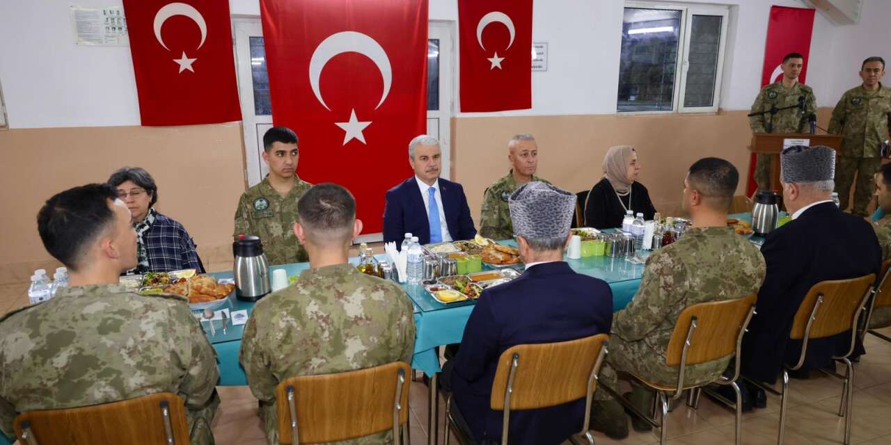 Konya Valisi Akın, askerler, şehit aileleri ve gazilerle iftar yaptı