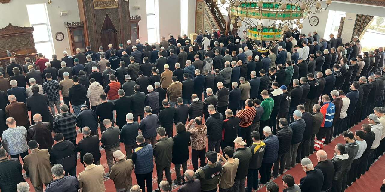 Konya’da Ramazan ayının son cuma namazında camiler doldu