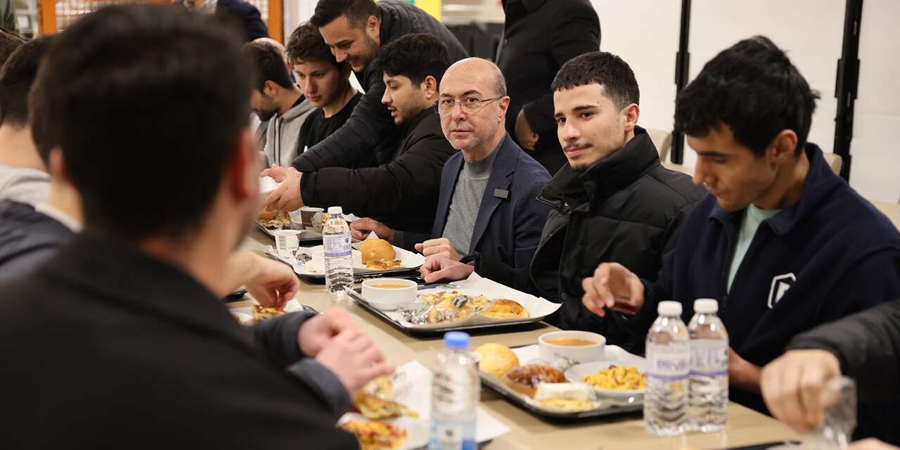 Başkan Pekyatırmacı, Konya’da yurtta kalan öğrencilerle sahur yaptı