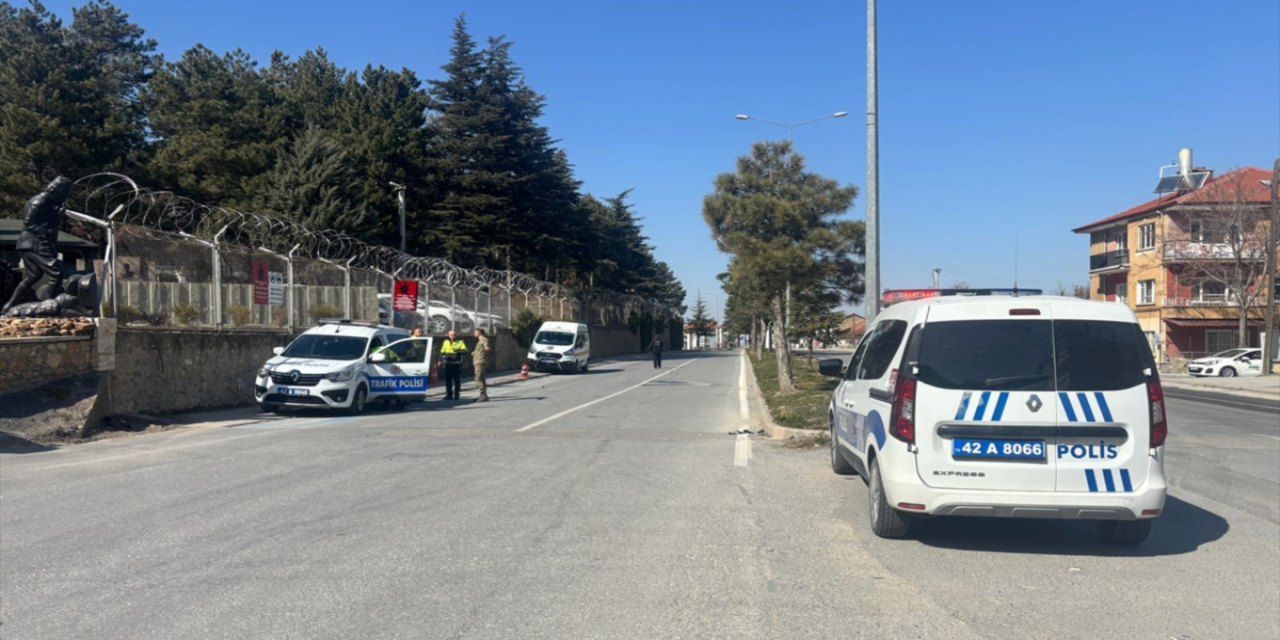 Konya’da plakasız motosikletli polise çarpıp kaçtı