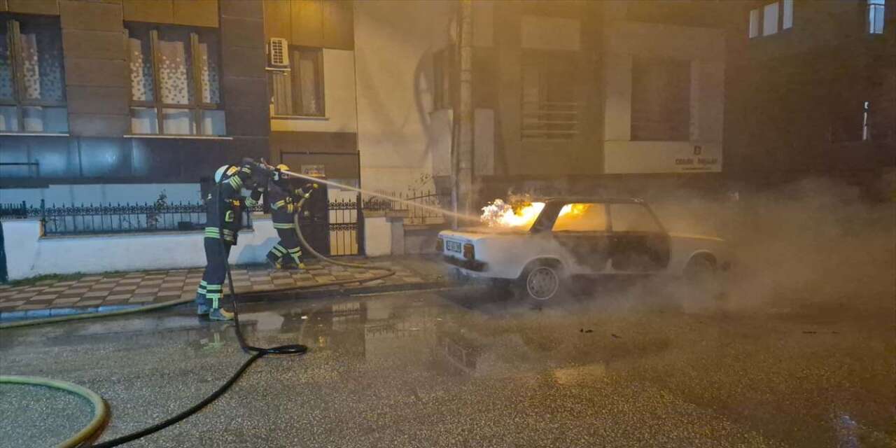 Otomobil park halindeyken alevler içinde kaldı