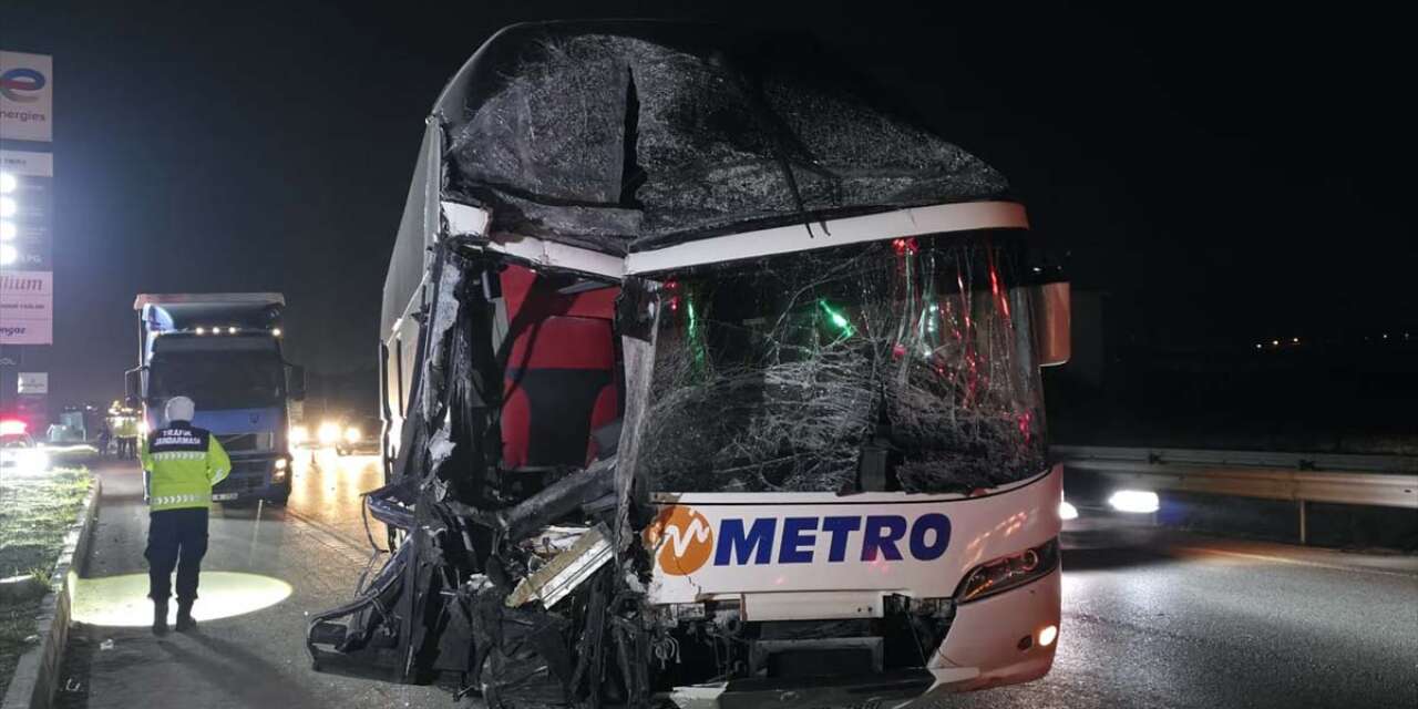 Yolcu otobüsü TIR ile çarpıştı! Çok sayıda yaralı var