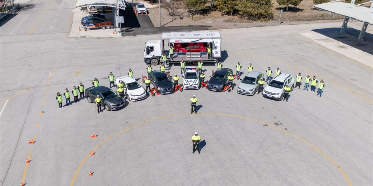 Trafik polisleri kazalara karşı özel parkurlarda eğitiliyor