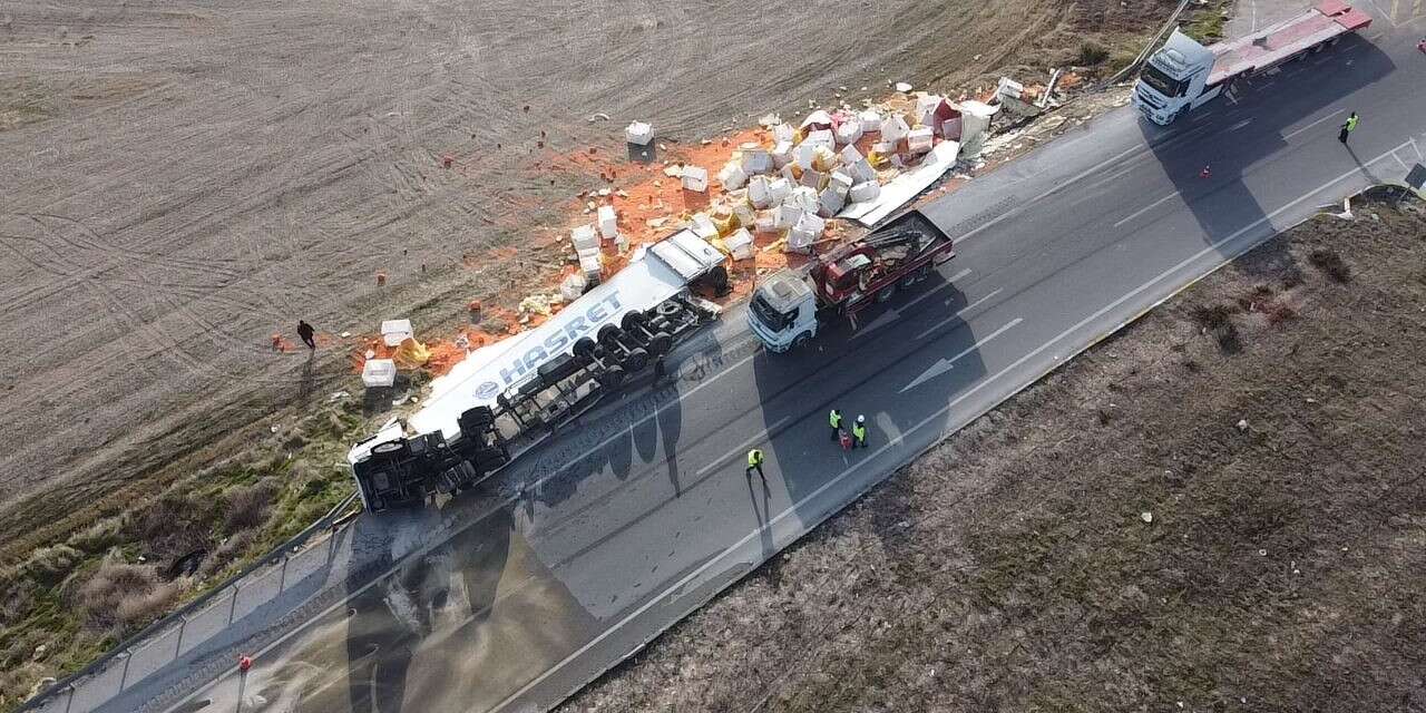 TIR devrildi, 27 ton havuç yola saçıldı ve ziyan oldu