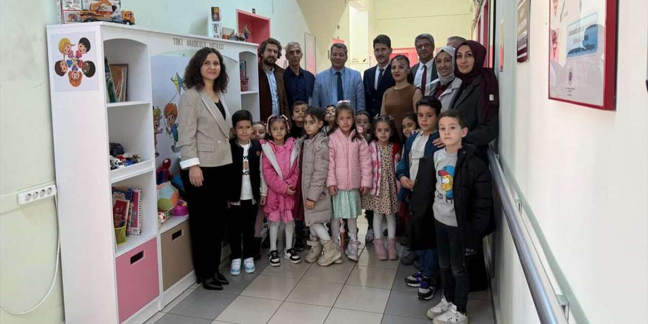 Konya Seydişehir’de öğretmenler hastanede kitap ve oyuncak dolabı oluşturdu