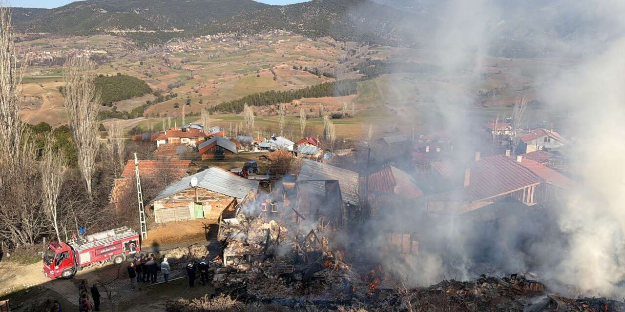 Köyde yangın çıktı, evler ve ahırlar küle döndü