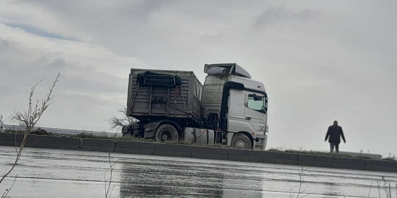 Konya’da yağmur kazaya neden oldu! TIR yoldan çıktı