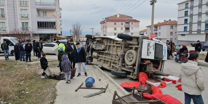 Tarım işçilerini taşıyan minibüs kaza yaptı! 5 yaralı