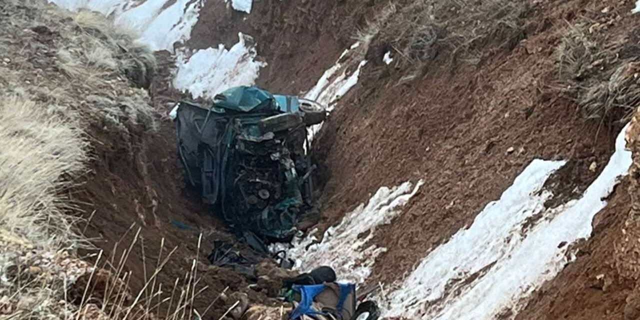 Şarampole yuvarlanan otomobildeki 2 genç öldü