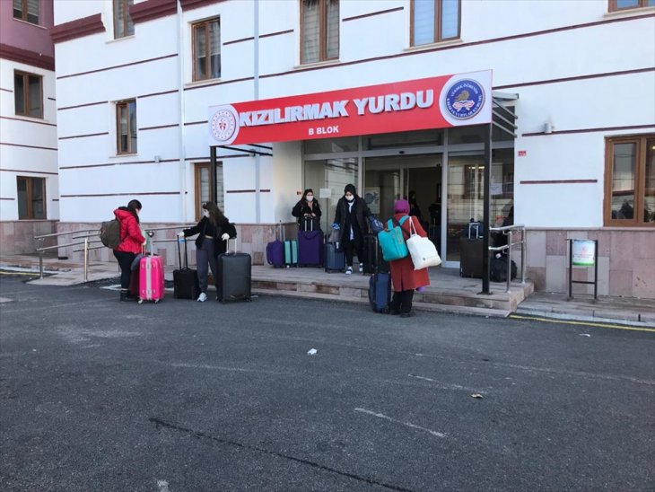 Karantina süresi dolan öğrenciler evlerine gönderiliyor