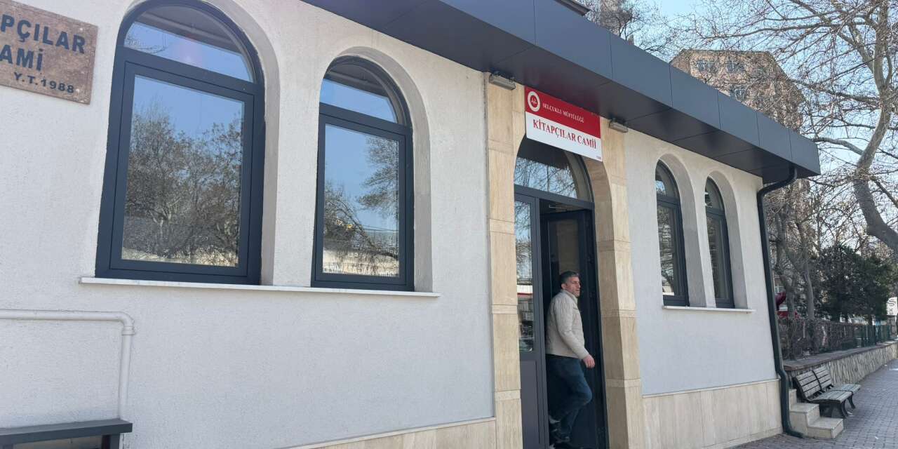 Konya’daki bu camide teravih sonrası vatandaşa çay da ikram ediliyor