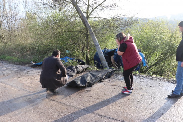 Feci kaza! Otomobil elektrik direğine çarptı: 3 ölü, 1 yaralı